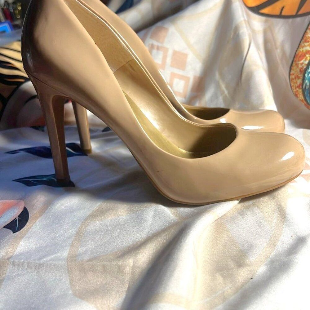Jessica Simpson Beige Tan Patent Faux Leather Heels - Sz 9 1/2 - Picture 2 of 12